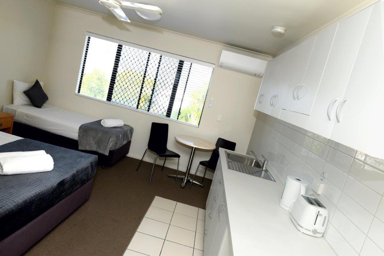 טאונסביל Summit Motel מראה חיצוני תמונה