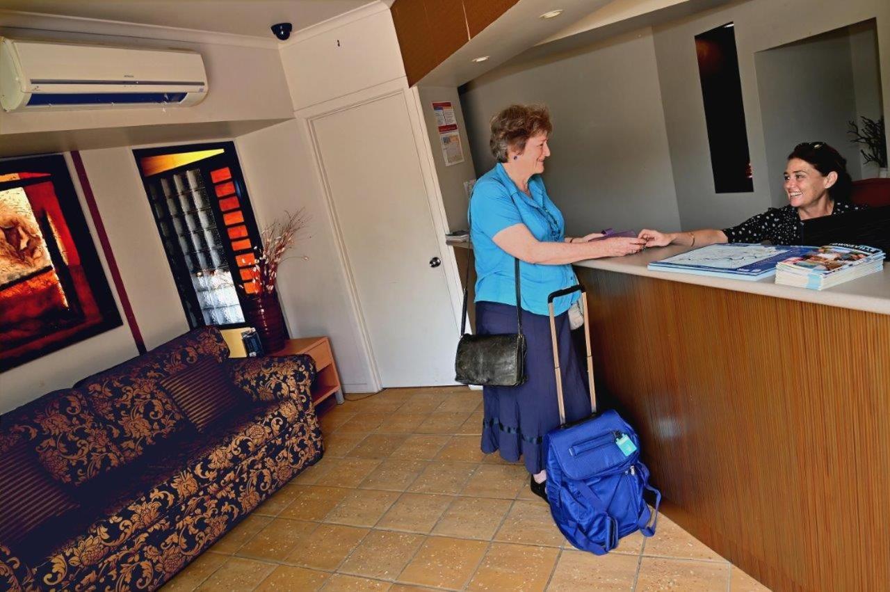 טאונסביל Summit Motel מראה חיצוני תמונה