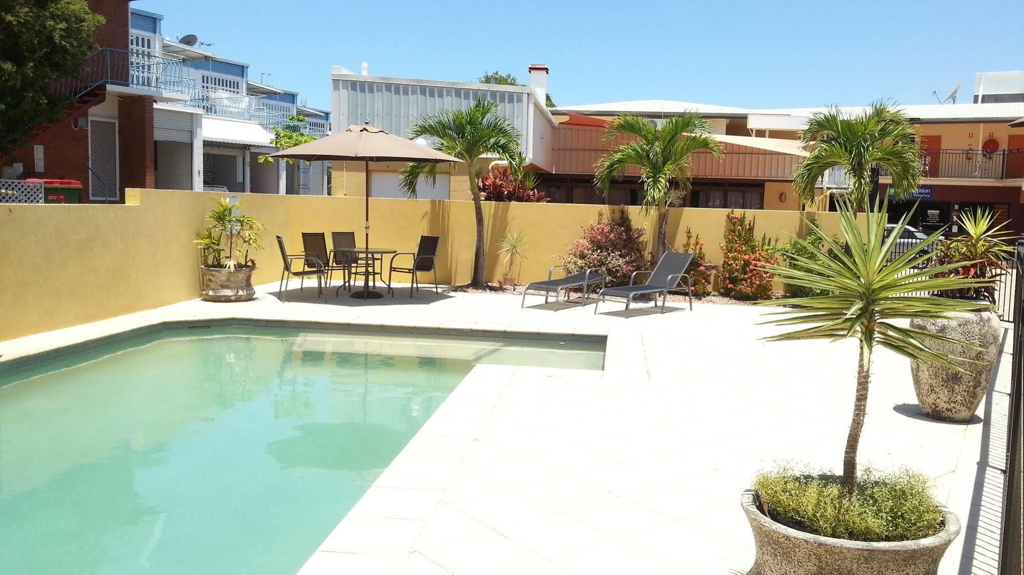טאונסביל Summit Motel מראה חיצוני תמונה